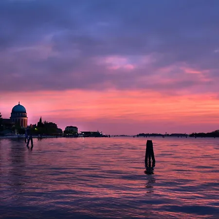Airy & Panoramic With Terrace, 2 Minutes From The Sea Venetië-Lido